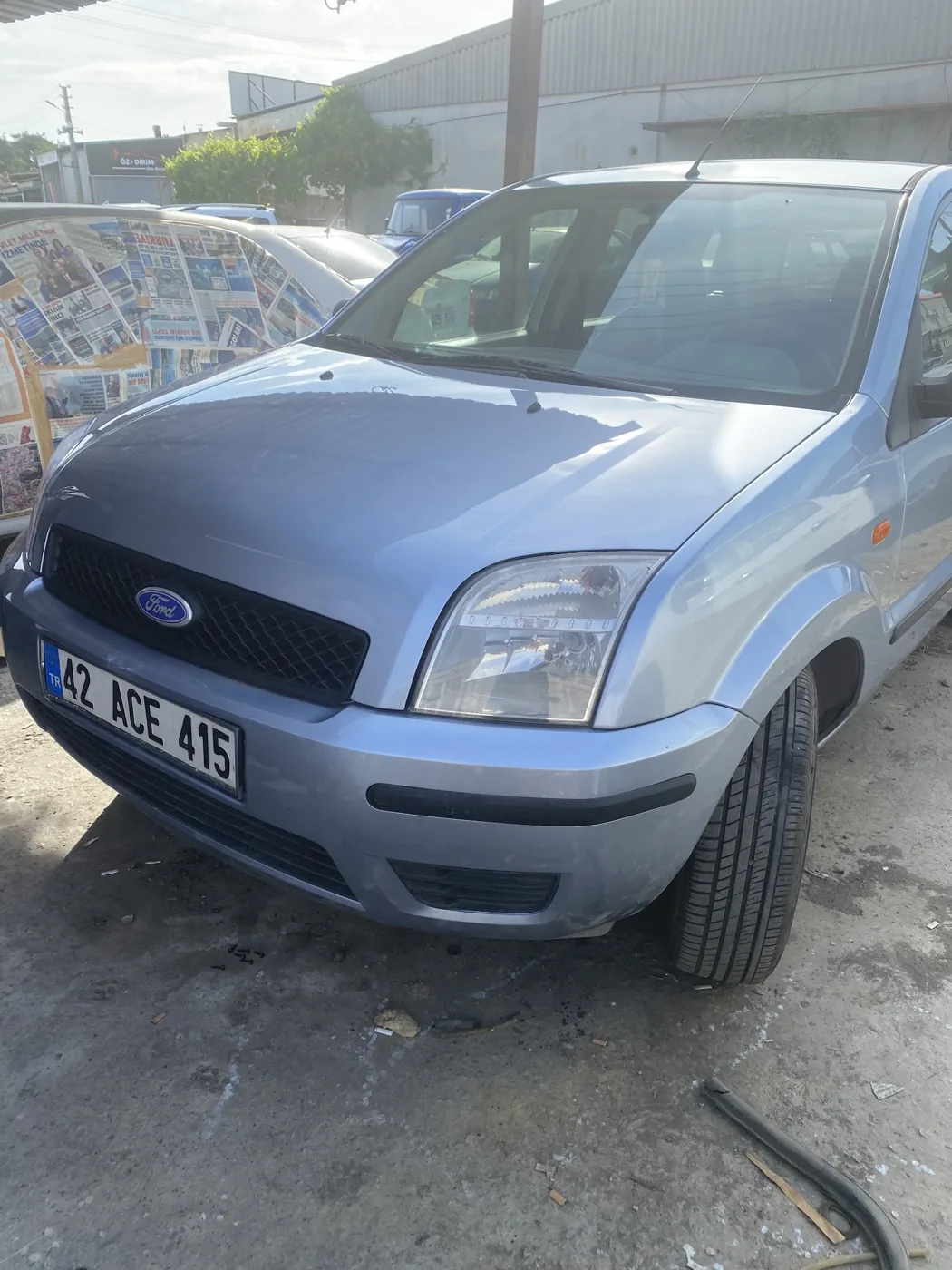 Aynı Ford otomobilin onarım sonrasındaki ön bölümü
