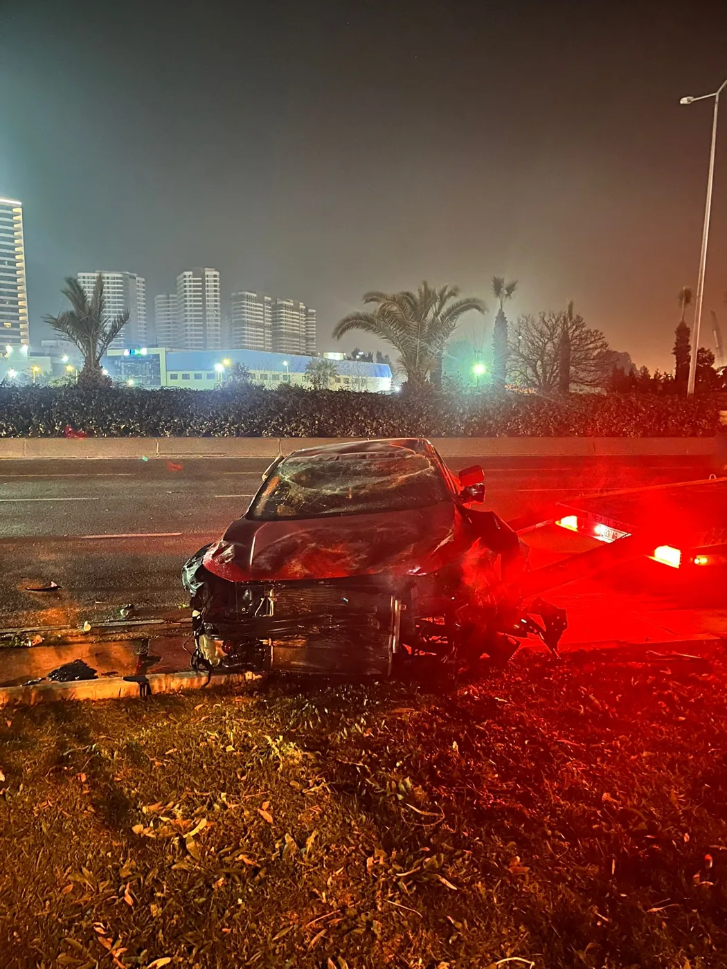 Kırmızı Honda otomobilin kaza sonrasında hasarlı görünümü