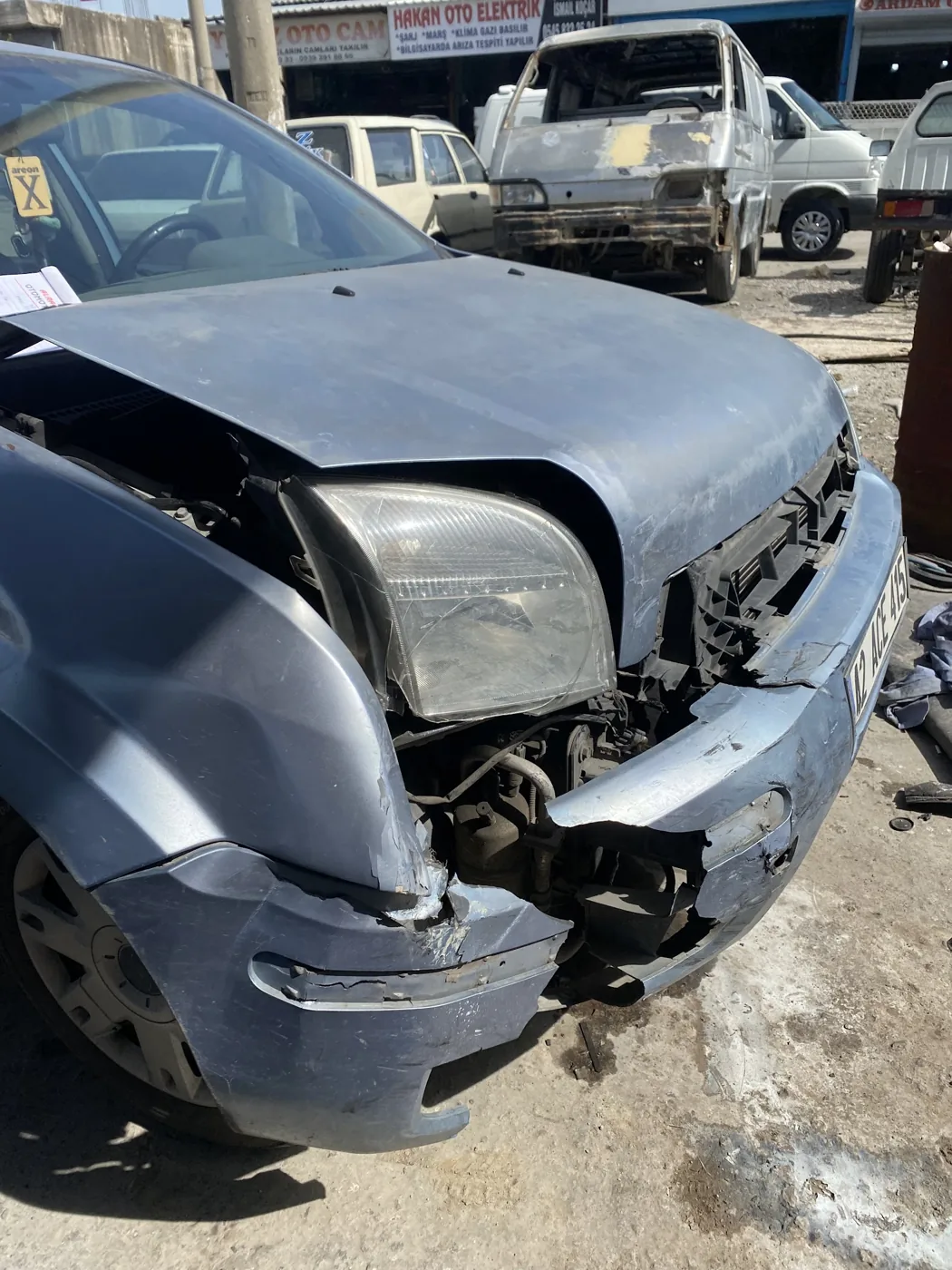 Gümüş Ford otomobilin ön bölümündeki hasar