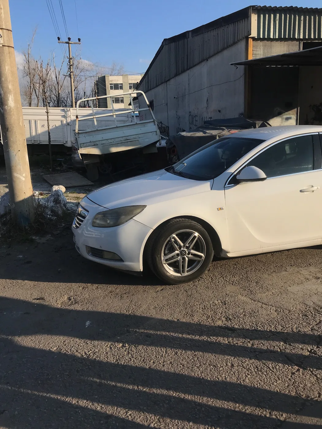 Albaş Oto Kaporta atölyesindeki beyaz otomobil