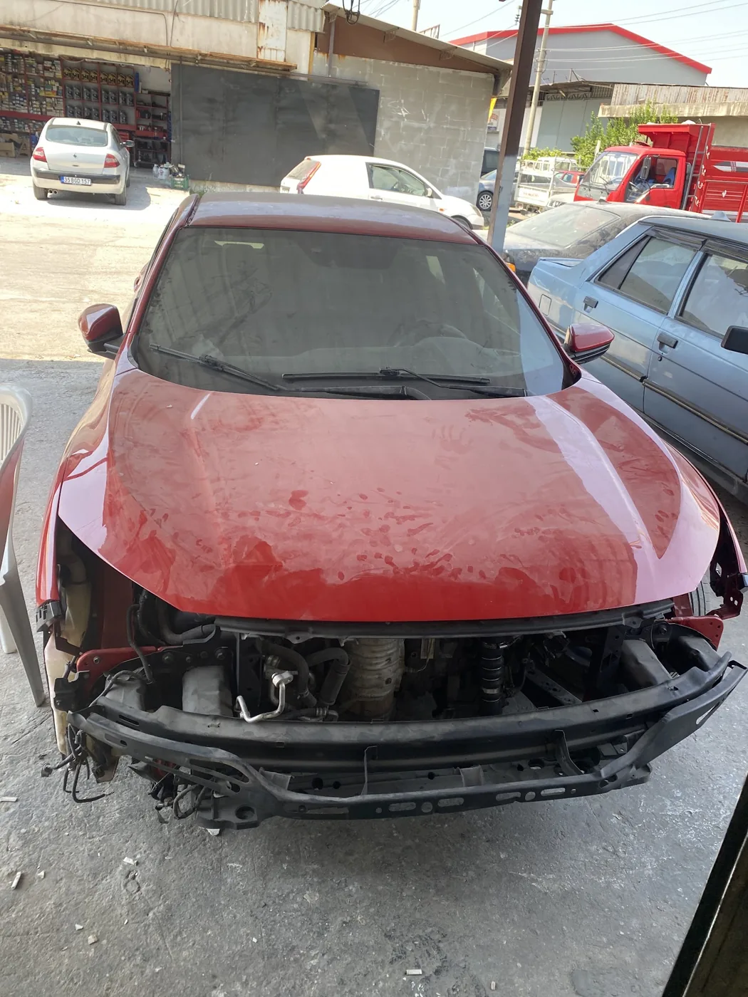 Kırmızı otomobil üzerinde yapılan kaporta işlemleri